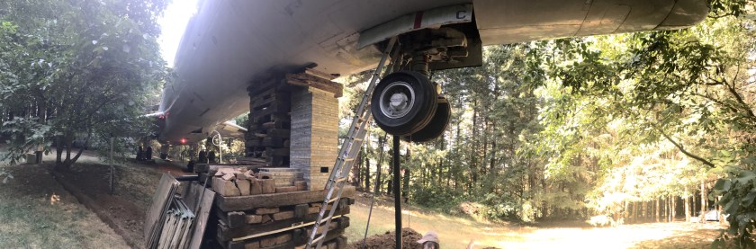 Front landing gear and support platform